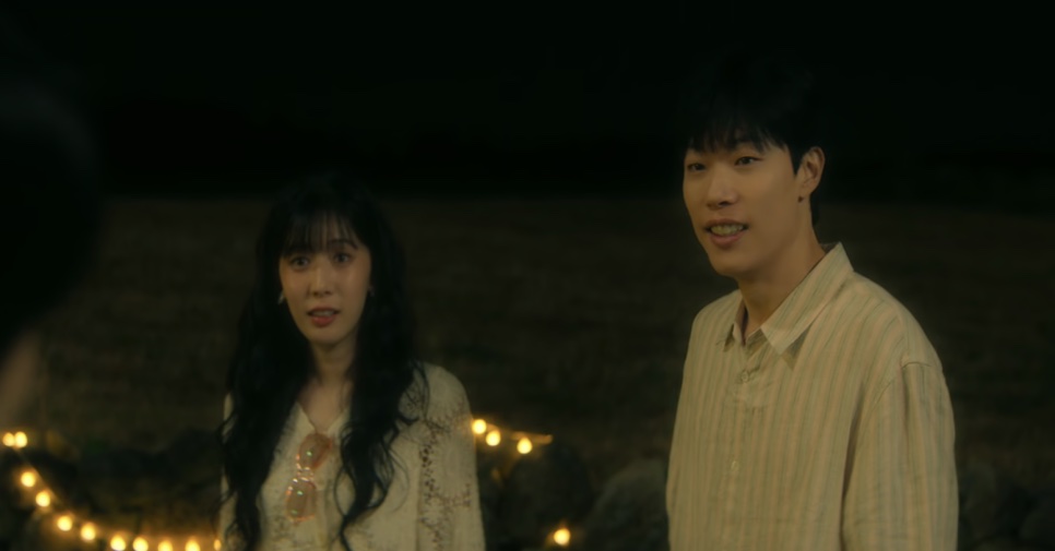 So Min-yeong e o Moon-jae, feito pelo Ryu Jun-yeol, lado a lado à noite, com luzinhas ao fundo