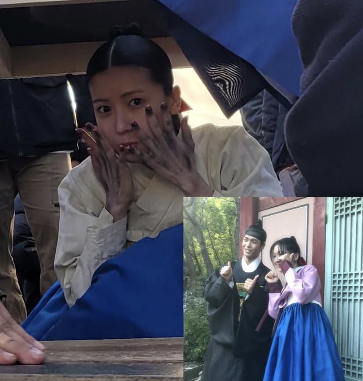 Song Su-yi de hanbok, com as mãos sujas perto do rosto, nos bastidores de The Haunted Palace