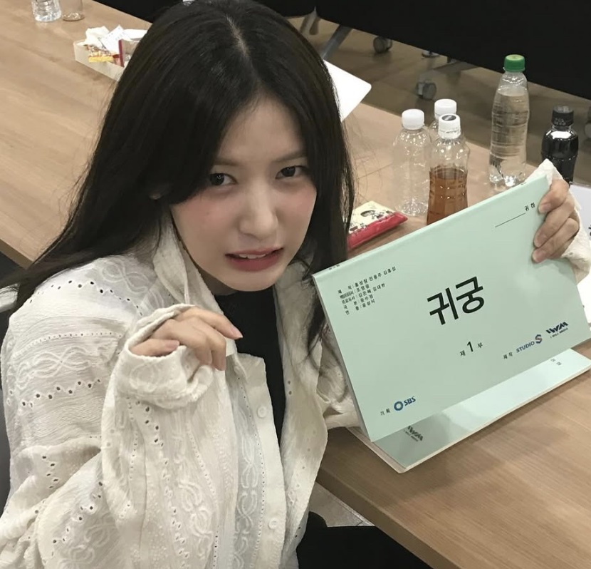 Song Su-yi segurando o roteiro de The Haunted Palace em uma leitura de elenco
