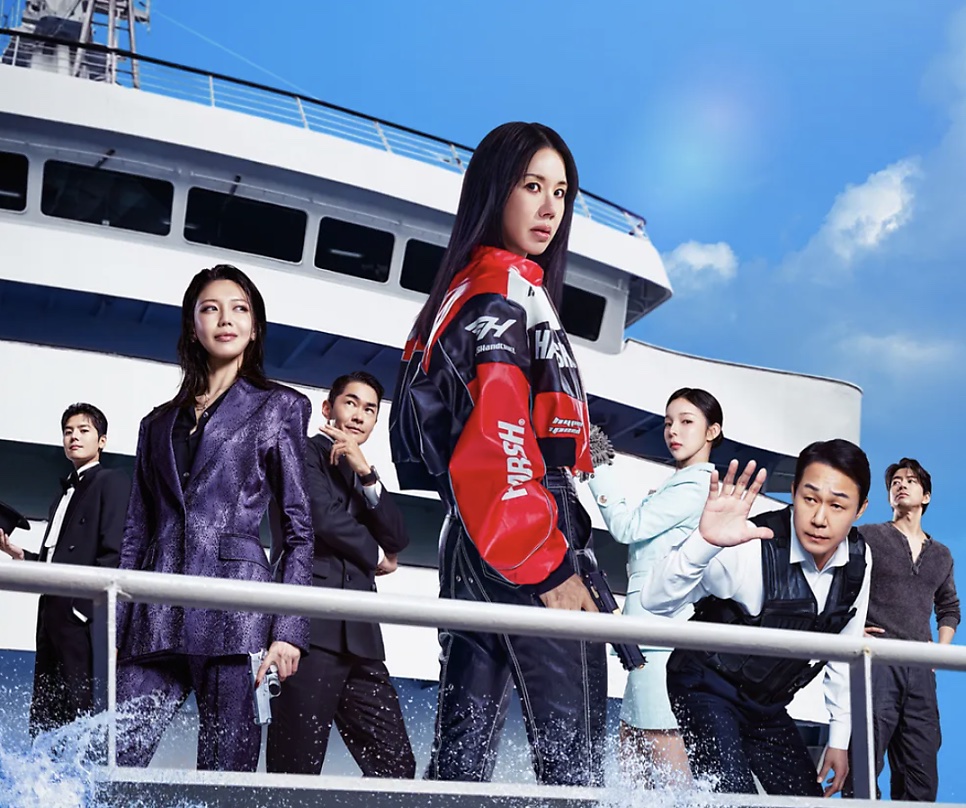 Elenco de Okay! Madam 2 no convés de um navio de cruzeiro, com a Uhm Jung-hwa de jaqueta vermelha no centro