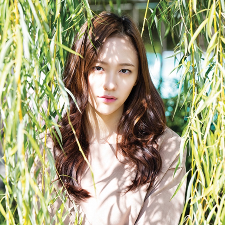 Park Ji-hyun na capa da revista Daehak Naeil, entre folhas de salgueiro