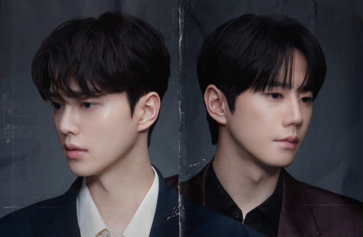 Song Kang e Lee Jun-young lado a lado, de terno, em uma imagem escura