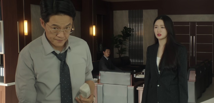 Jin Ye-jun conversando com um homem mais velho em uma sala de escritório