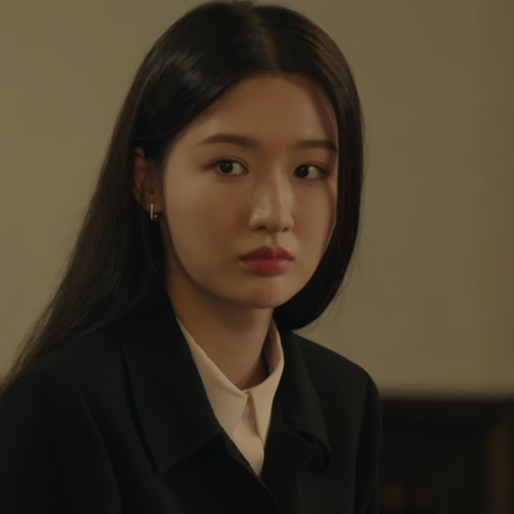 Retrato de Jin Ye-jun de terno escuro, com o cabelo solto