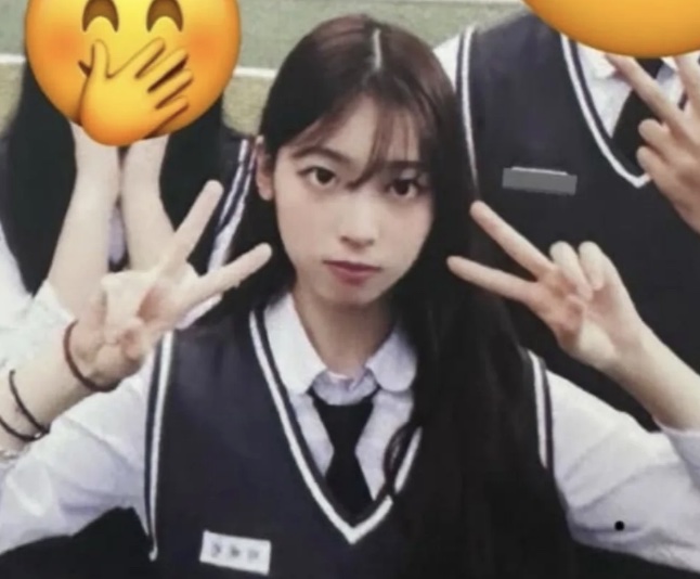 May, de uniforme, fazendo pose entre colegas de escola