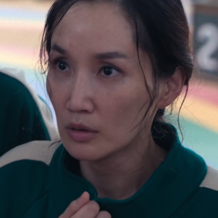 Park Bo-kyung de agasalho verde, suada e ofegante, em cena da segunda temporada de Round 6