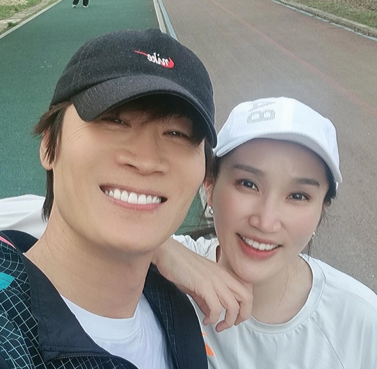 Outra selfie do casal, ele de boné preto e ela de boné branco