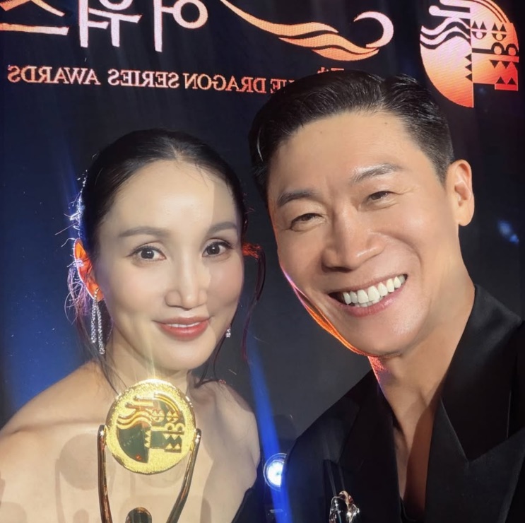 Park Bo-kyung segurando o troféu do Blue Dragon Series Awards ao lado de Jin Sun-kyu