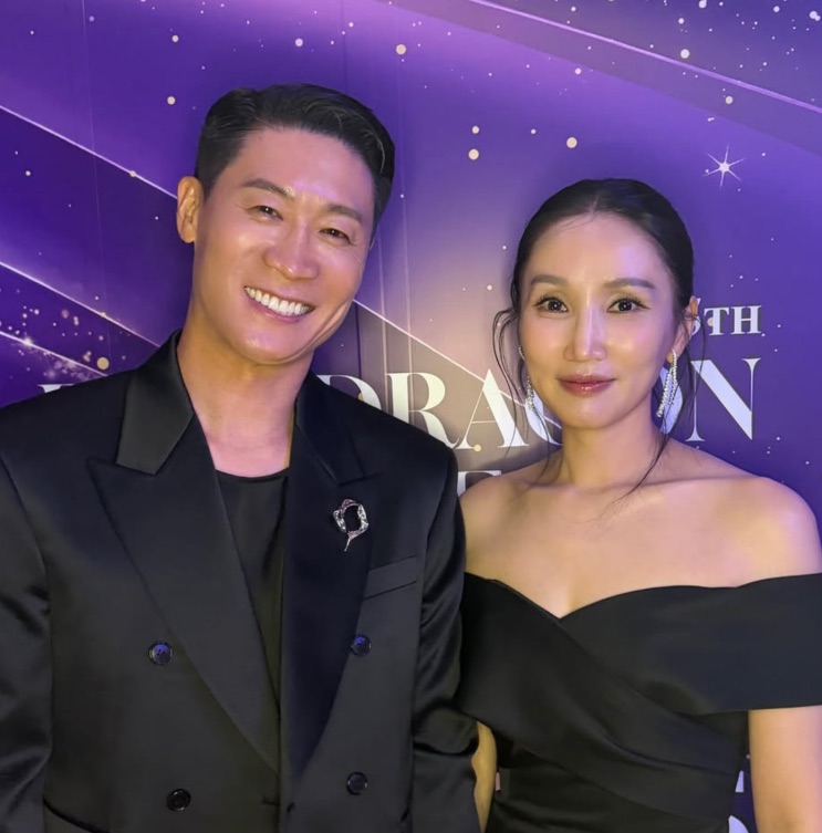 O casal de preto posando na premiação