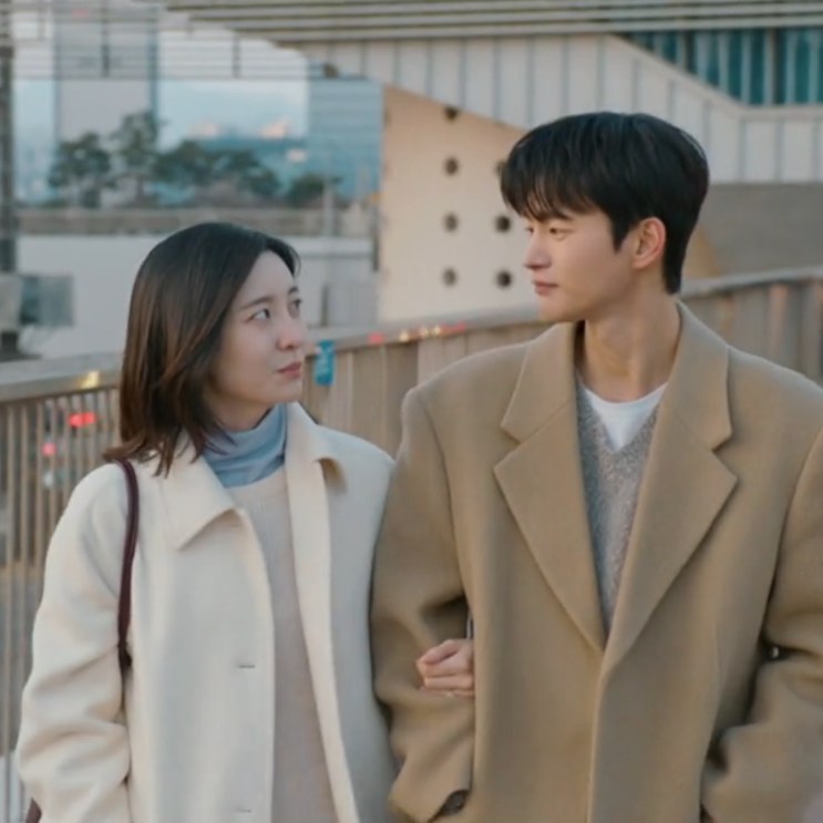 Kang Si-woo e Cha Ji-yoon caminhando lado a lado na passarela, no último episódio