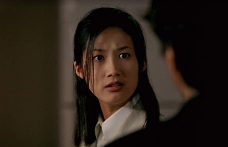 Shim Eun-ha conversando com um homem, os dois de roupa escura