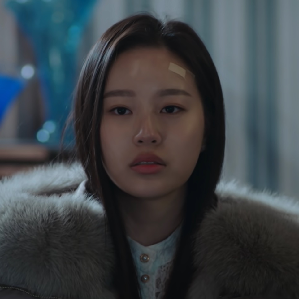 Park Yoo-na no papel de Cha Se-ri em SKY Castle, de casaco de pele e com um curativo na testa
