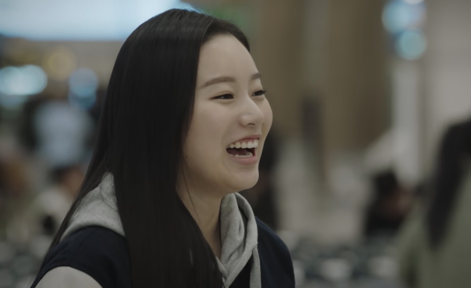 Cha Se-ri sorrindo no saguão do aeroporto, em SKY Castle