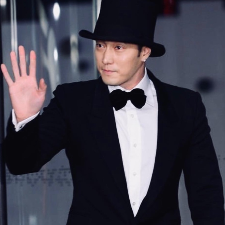 So Ji-sub de cartola e fraque no tapete vermelho