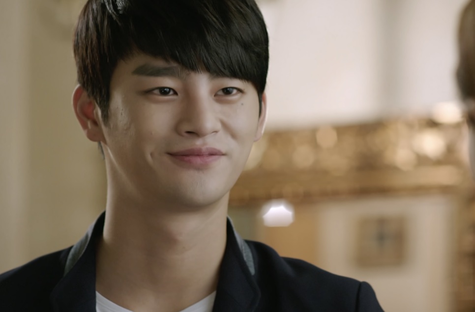 Close de Seo In-guk, no papel de Kang Woo em Sol do Mestre, sorrindo de terno escuro