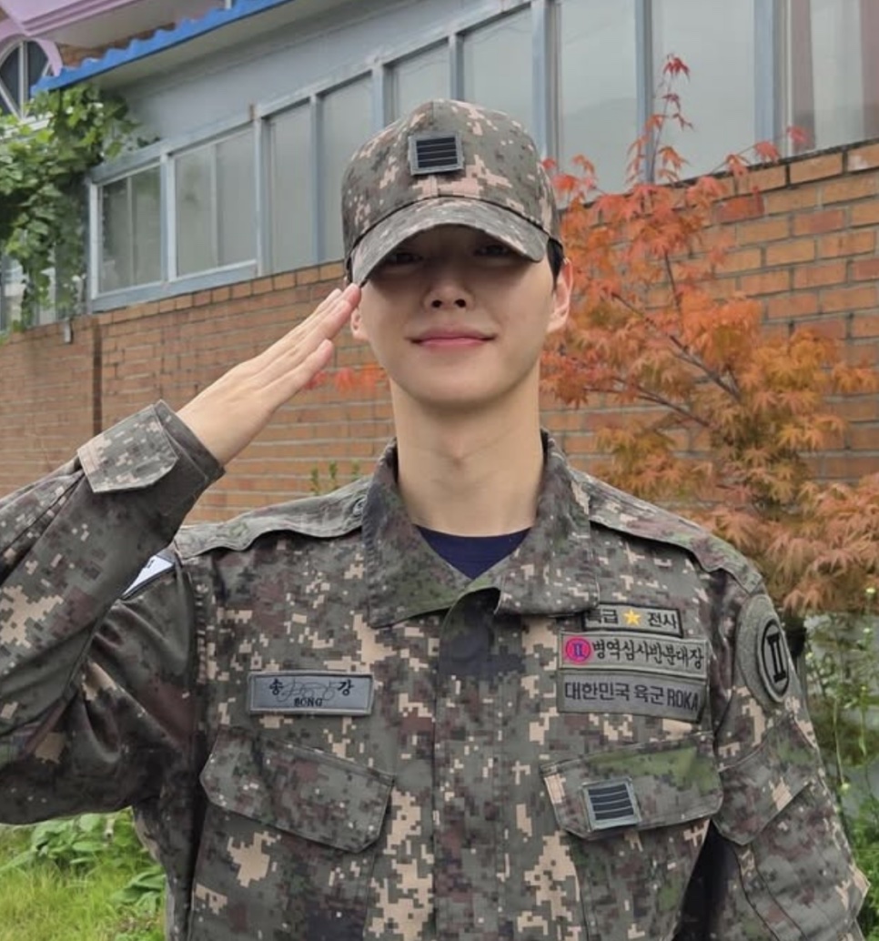 Song Kang de uniforme camuflado do Exército coreano batendo continência