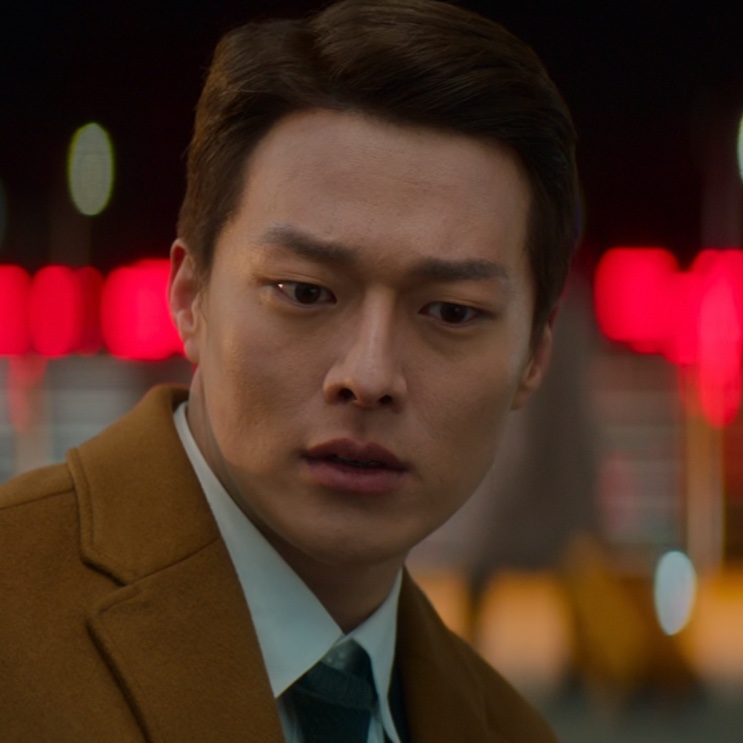 Jang-hyuk (Jang Ki-yong) de casaco marrom, na rua à noite, em Sweet & Sour