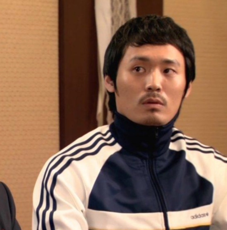 Choi Dae-hoon aos 20 e poucos anos, de agasalho