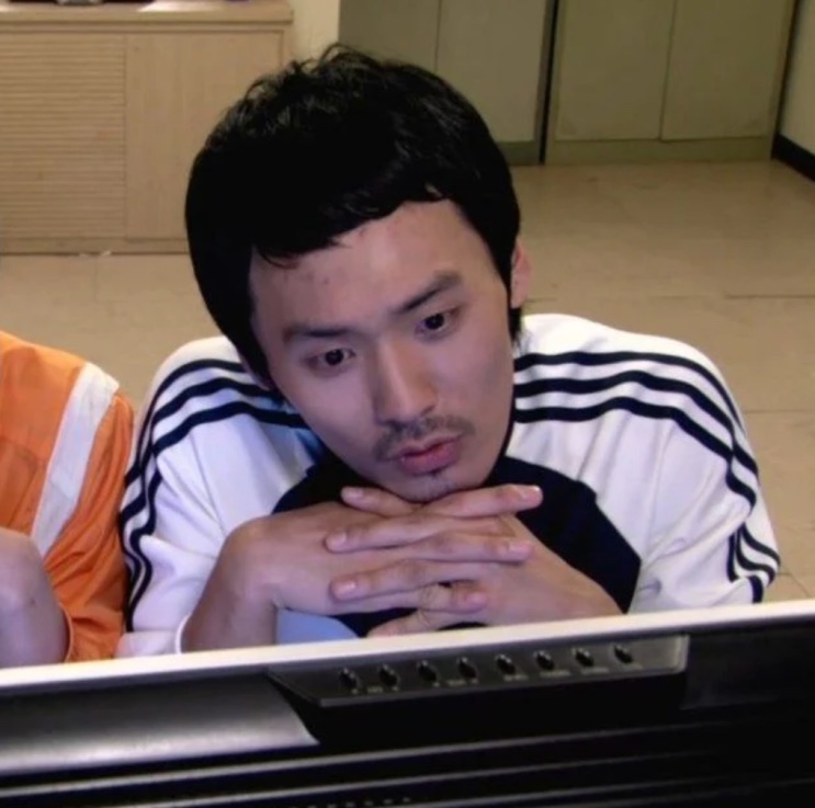 Choi Dae-hoon jovem comendo frango