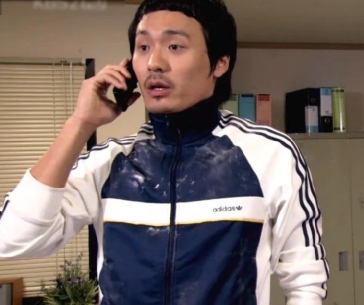Choi Dae-hoon jovem ao telefone