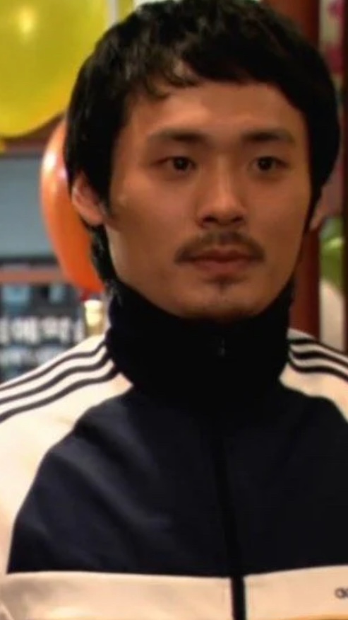 Choi Dae-hoon jovem, de gola alta preta