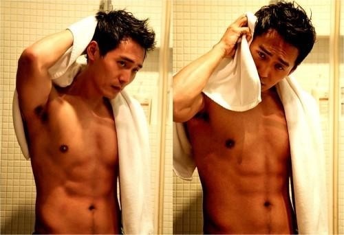 Choi Dae-hoon sem camisa, mostrando o físico