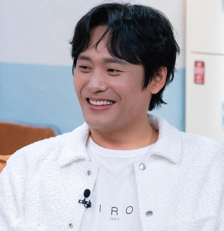 Choi Dae-hoon hoje, sorrindo em entrevista