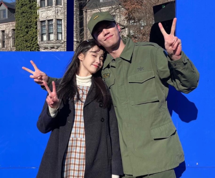 Lee Jun-young e IU nos bastidores