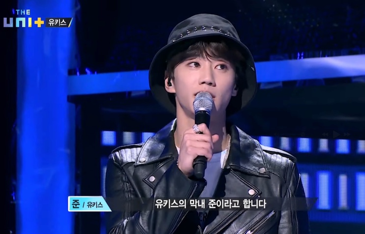 Lee Jun-young se apresentando como Jun, do U-KISS