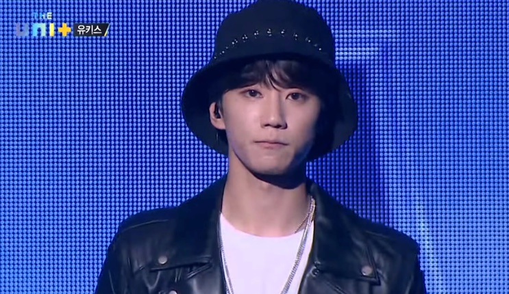 Lee Jun-young no palco do The Unit