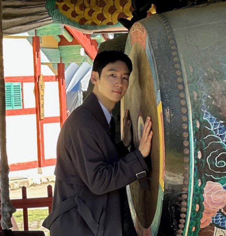 Lee Je-hoon numa cena de série
