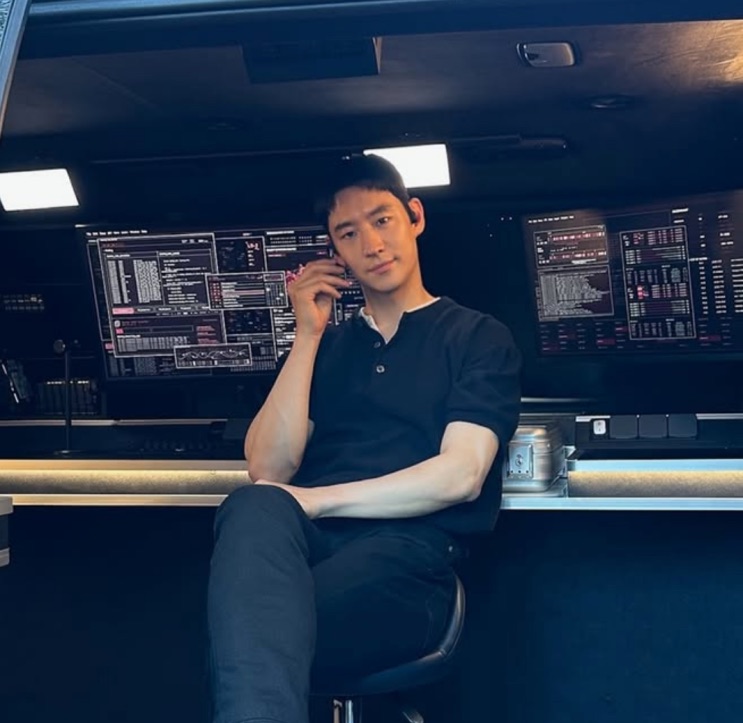Lee Je-hoon sentado dentro de um carro
