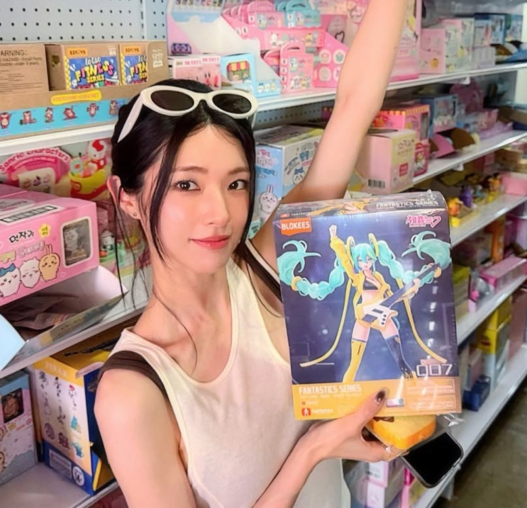 Ha Young numa loja de brinquedos
