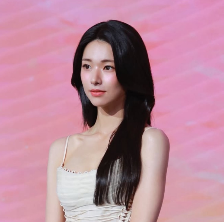 Ha Young num evento, diante de um fundo rosa