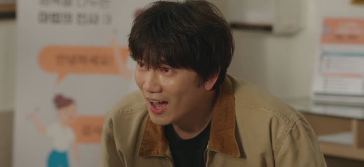 Park Hae-kang explicando algo numa sala