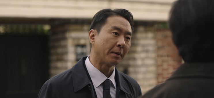Seong Dae-woon de terno, conversando na rua