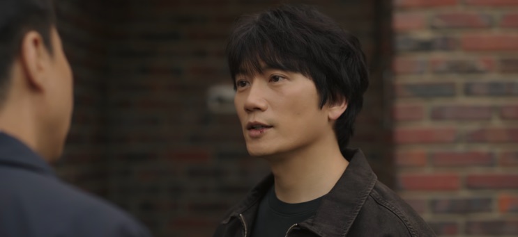 Park Hae-kang parado na rua, sério