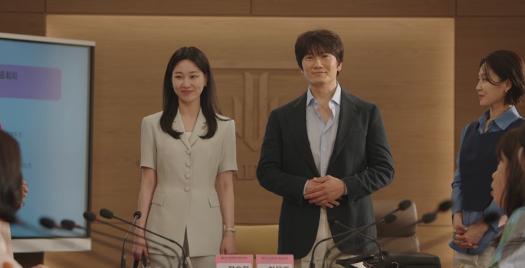 Kang Ha-ri e Park Hae-kang lado a lado