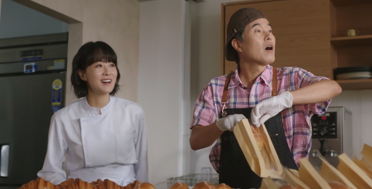 Kang Ha-jeong e Kim Kyung-nam trabalhando numa padaria