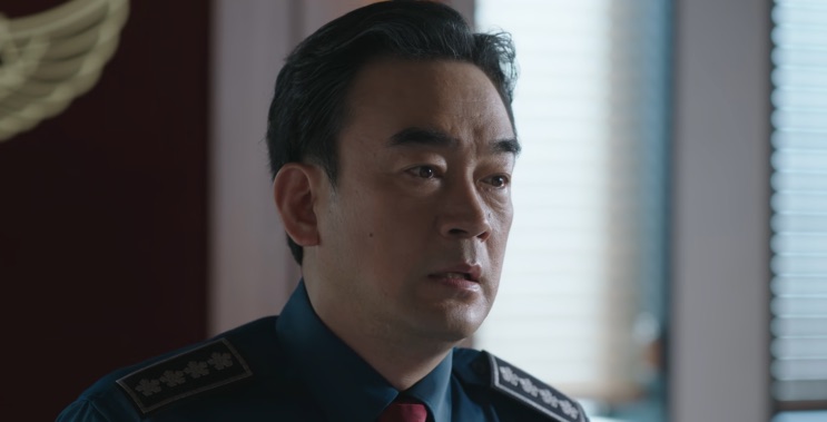 O chefe de polícia fardado