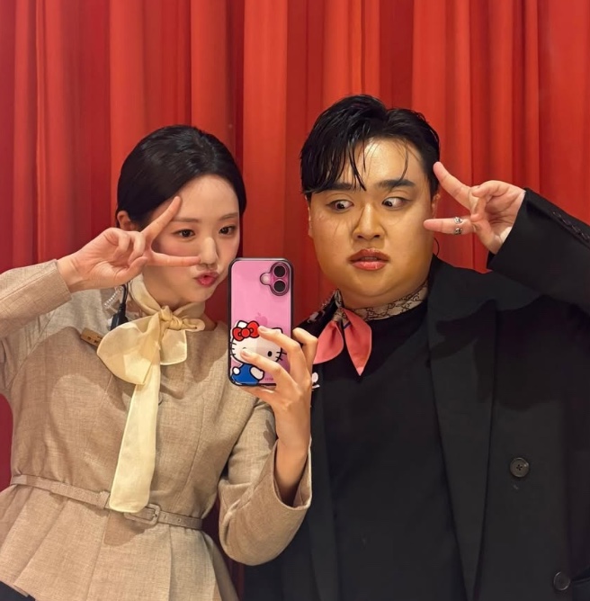 Selfie de Kim Kyu-won com uma atriz do elenco