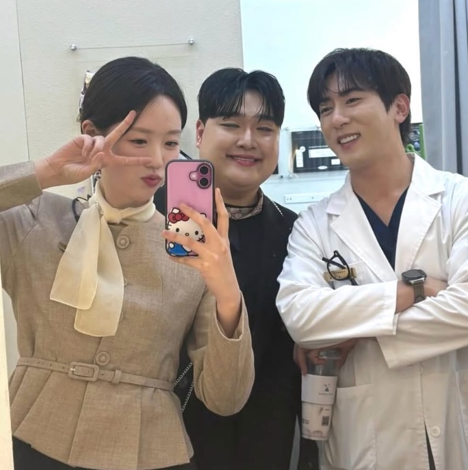 Selfie de Kim Kyu-won com outras duas pessoas do elenco
