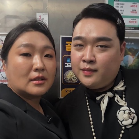 Selfie de Kim Kyu-won com uma colega de trabalho