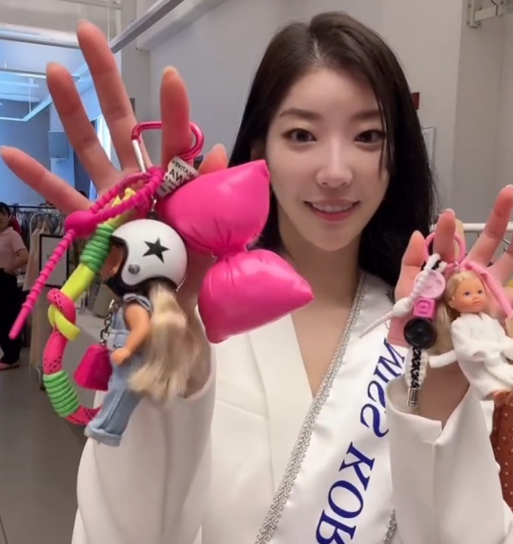 Lim Sa-rang de faixa de Miss Korea, cercada de bonecos e presentes