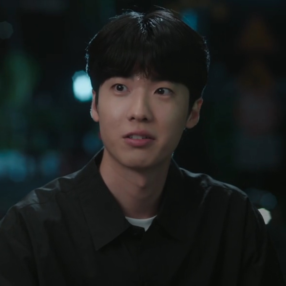 Hong Jin-gi de camisa preta, numa cena à noite, no papel do Park Ki-tae em The Ordinary Jackpot