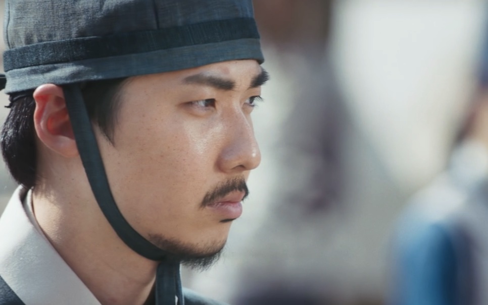 Maeng Man-su de perfil, de chapéu e bigode, em Bon Appétit, Vossa Majestade