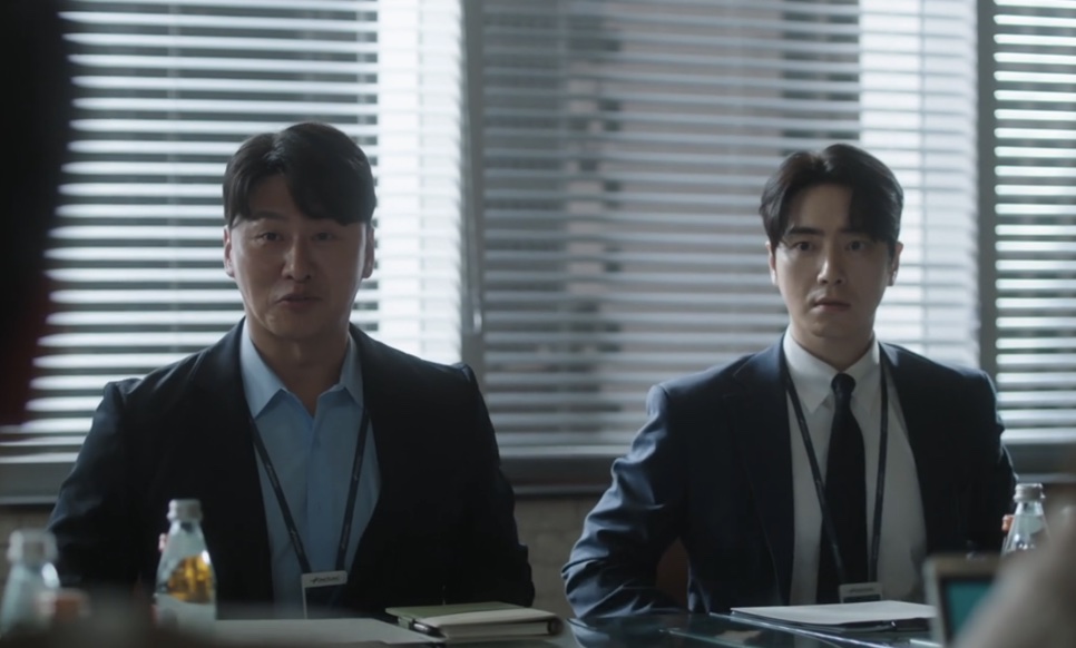 Jung Seon-hyuk e Gong Eun-tae sentados lado a lado numa mesa de reunião em The Ordinary Jackpot
