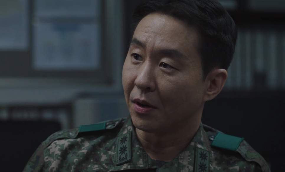 Lee Hyun-kyun de uniforme camuflado, no papel do comandante do batalhão Byun Hyuk-jin em New Recruit 4