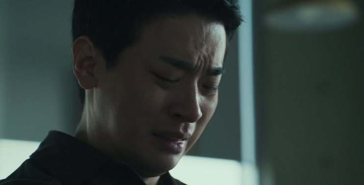 Im Dong-hwan chorando
