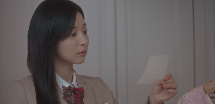 Choi Se-kyung lendo uma carta